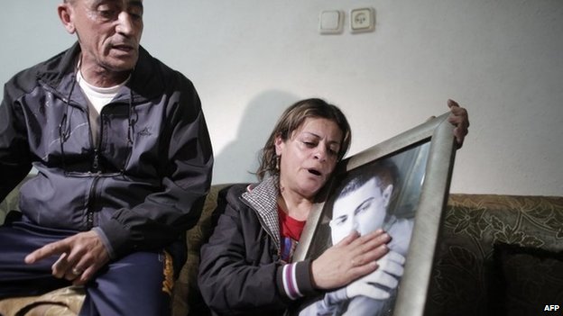 The parents of Mohammed Said Ismail Musallam, an Israeli Arab, mourn after a video is posted by IS purportedly showing his killing (10 March 2016)